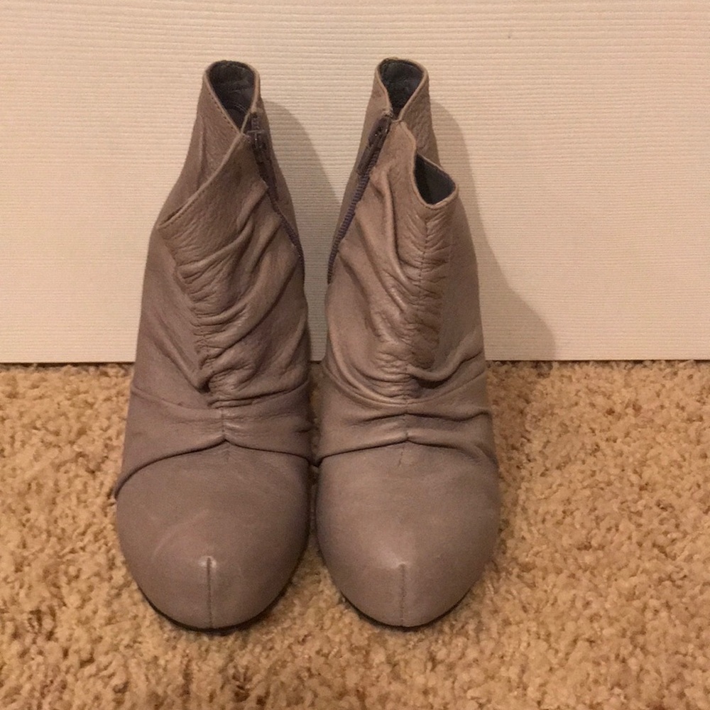 Gianni Bini grey heels!!